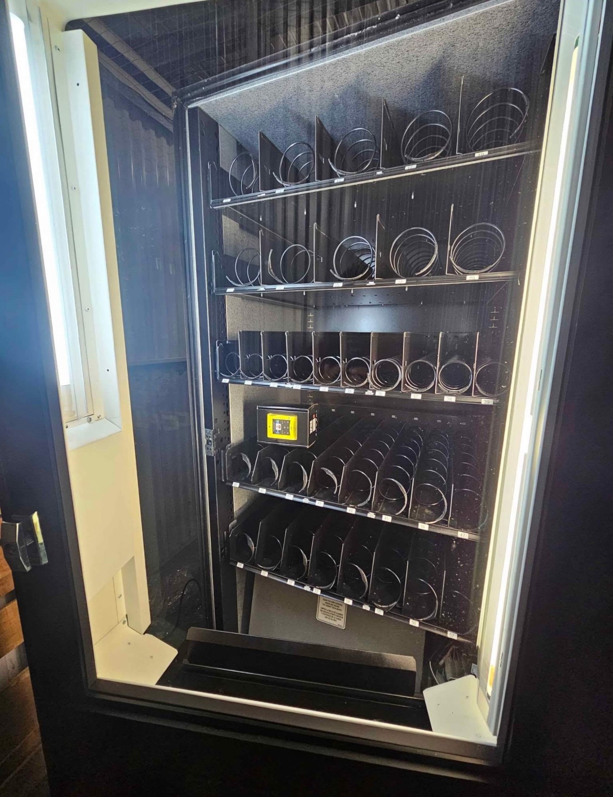 AMS 39 AVF Snack Vending Machine